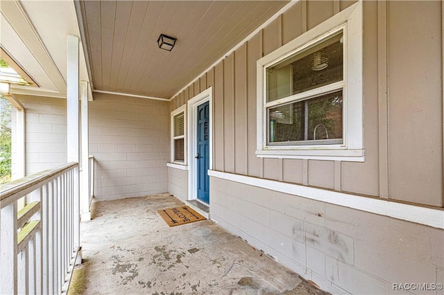 entrance to property featuring a porch