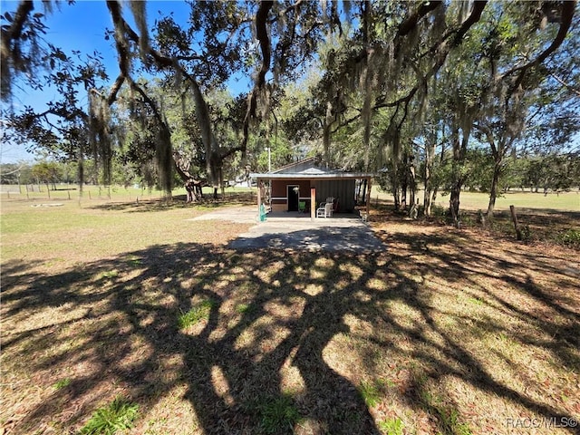 view of yard featuring an outdoor structure