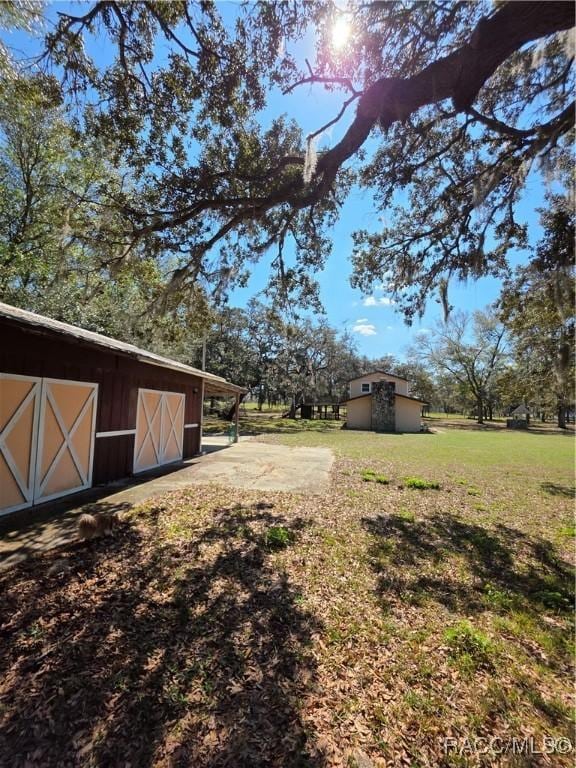 view of yard with an outdoor structure