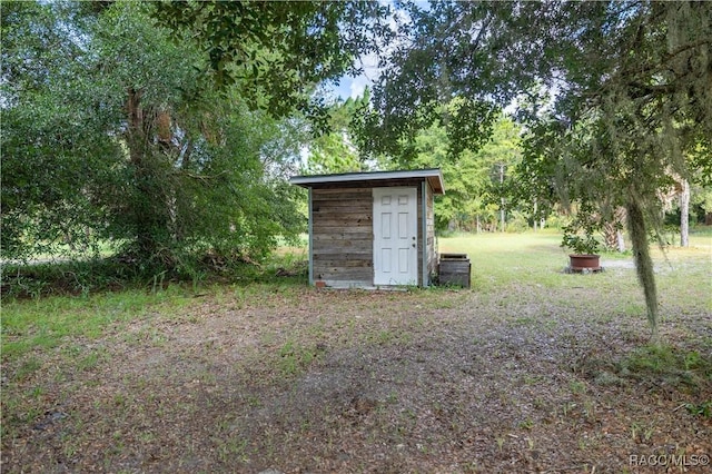 view of yard with a storage unit