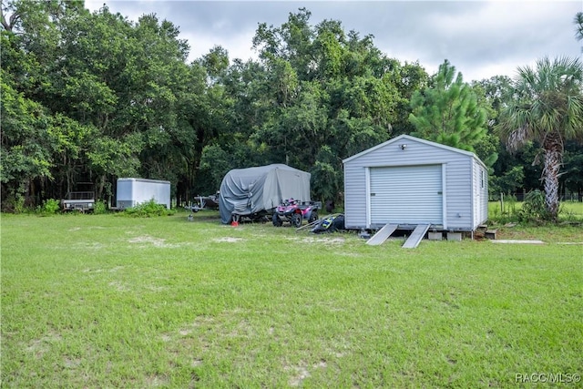 view of yard featuring a shed