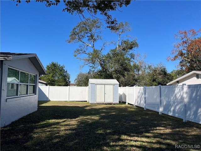 view of yard featuring a shed