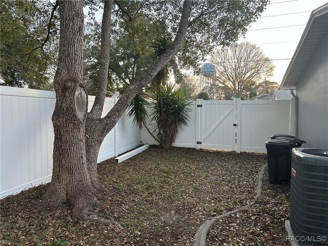 view of yard featuring a carport