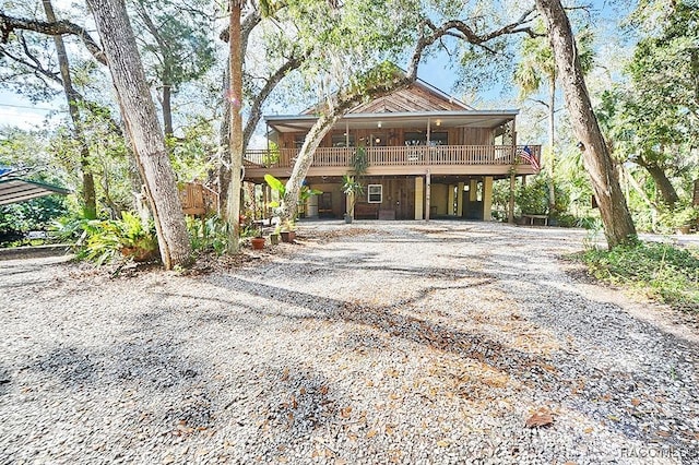 view of front of property with driveway