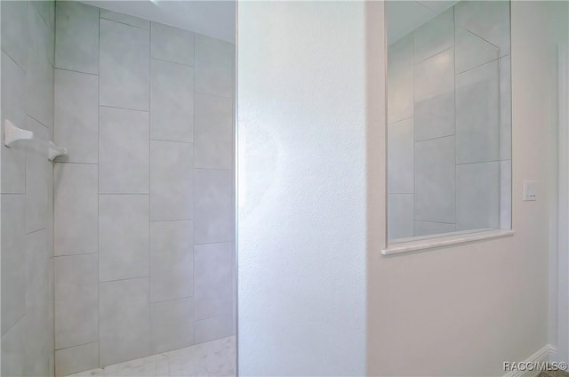 bathroom featuring a tile shower