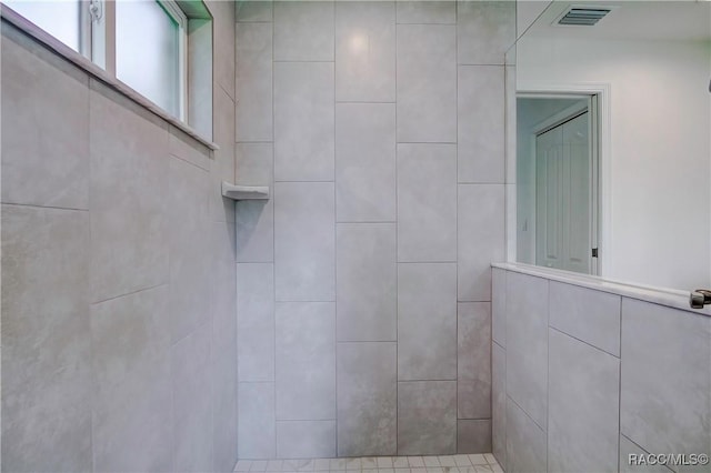 bathroom featuring tiled shower