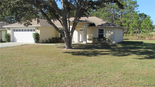 view of front of home featuring a front yard and a garage