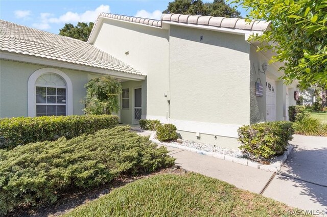 820 Inverie Dr, Inverness, FL 34453 - entrance to property featuring stucco siding and a tiled roof