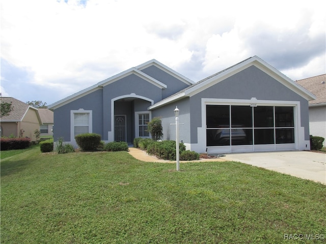 single story home featuring a front lawn