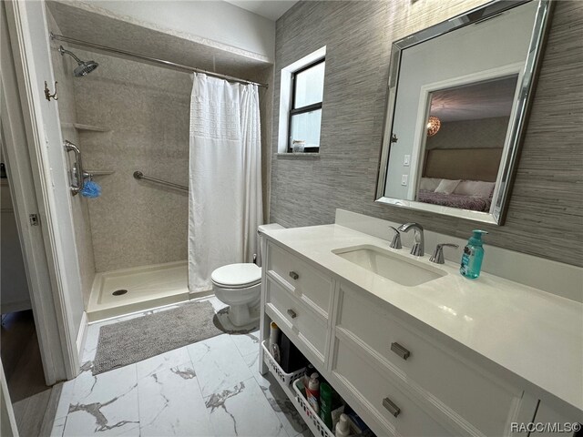 bathroom with a shower with shower curtain, vanity, and toilet