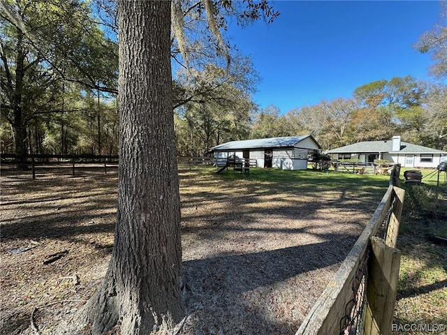 view of yard featuring an outbuilding