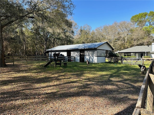 view of yard with an outbuilding