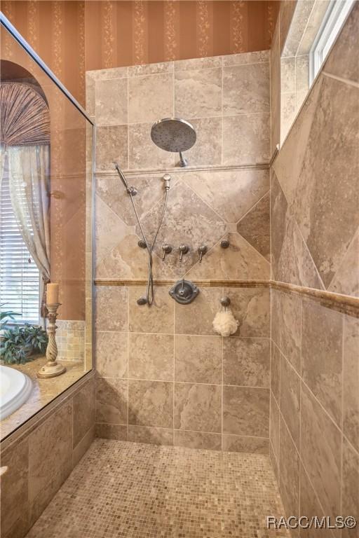 bathroom featuring tiled shower