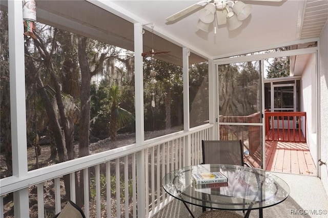 sunroom with ceiling fan