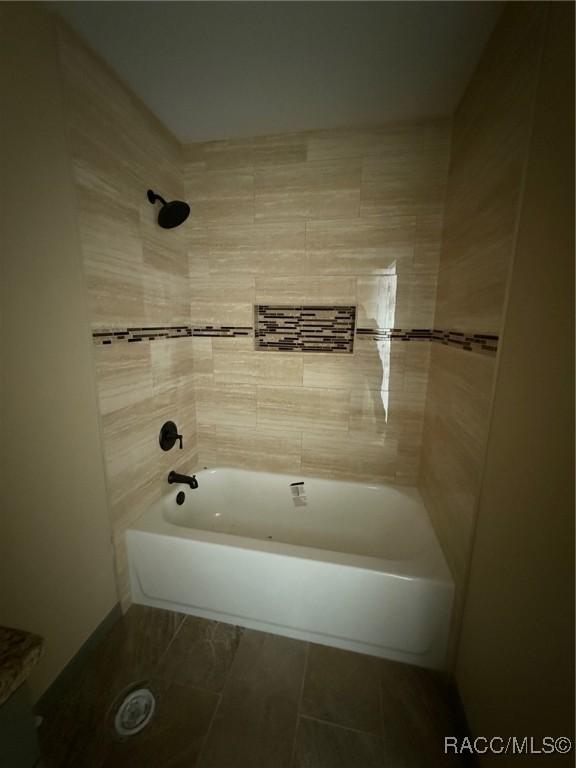 bathroom with tiled shower / bath