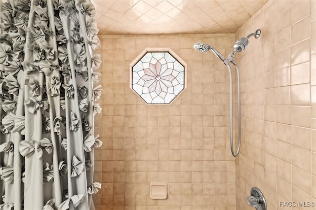 bathroom featuring shower / bath combo