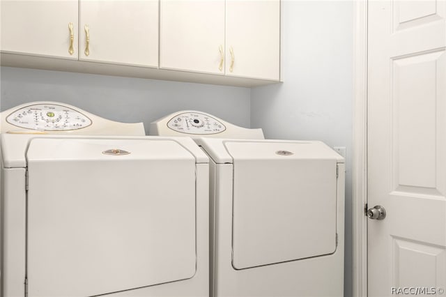 laundry room with cabinets and independent washer and dryer