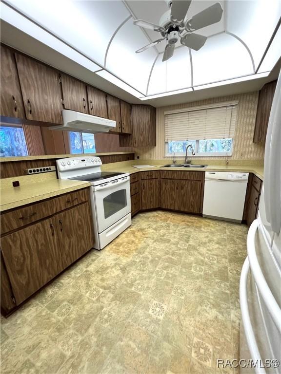 kitchen with sink, white appliances, and ceiling fan