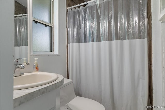 833 Maple Ave, Inverness, FL 34452 - full bathroom with toilet, vanity, and curtained shower