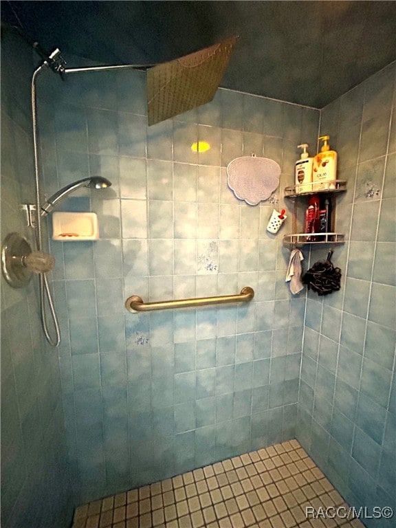 bathroom featuring a tile shower