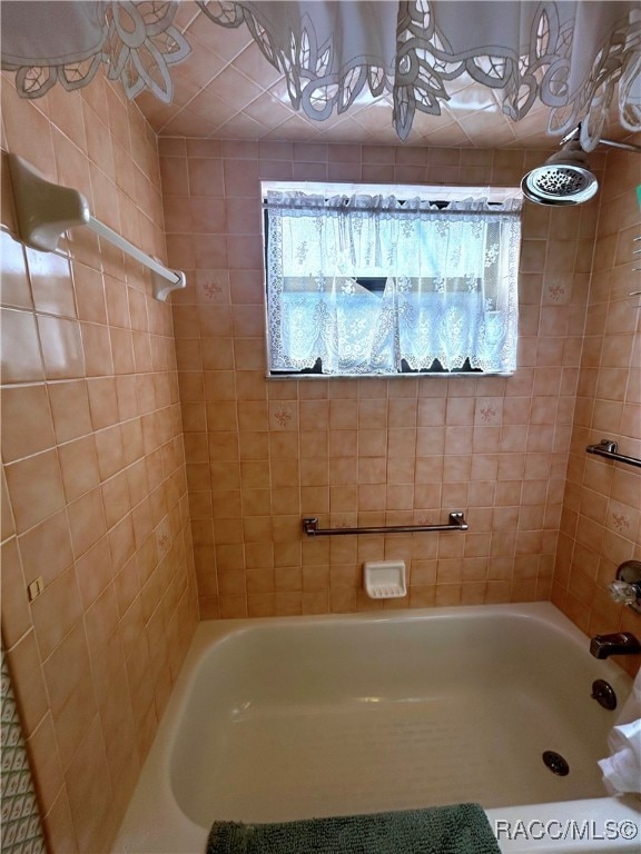 bathroom with tiled shower / bath combo