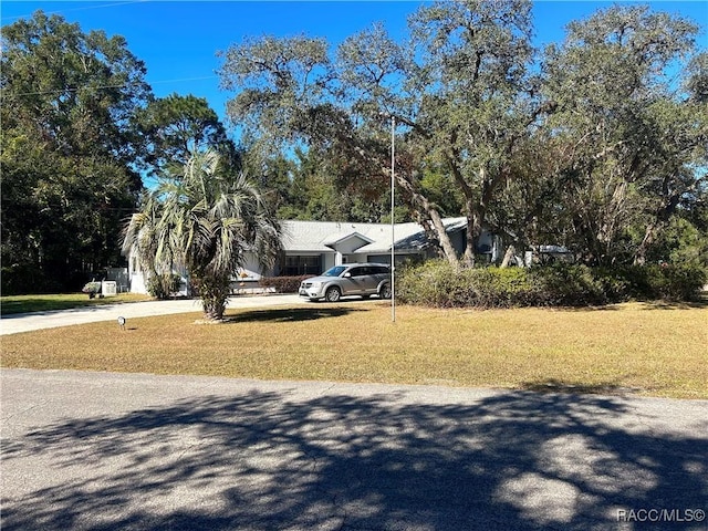 view of front of home featuring a front yard