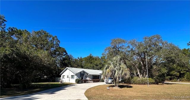 single story home with a front yard