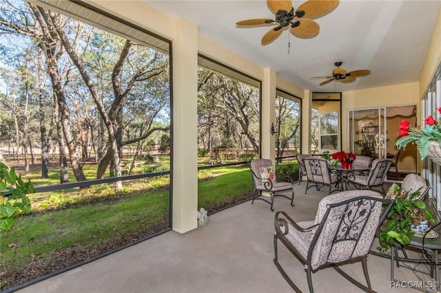 sunroom with ceiling fan