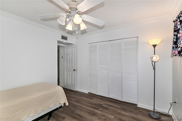 bedroom with a closet, ceiling fan, crown molding, and dark wood-type flooring