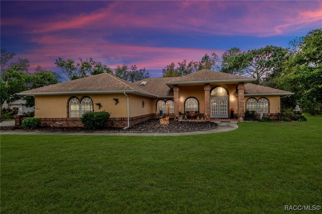 view of front of home featuring a lawn