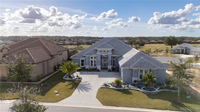 view of front of house featuring a front lawn