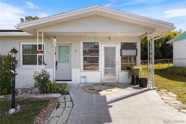 property entrance featuring a yard