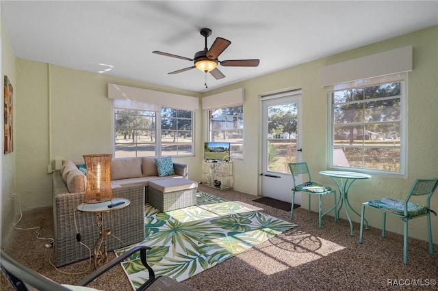 sunroom with ceiling fan