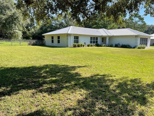 ranch-style house featuring a front yard