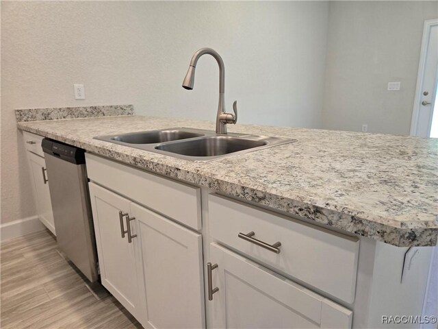 kitchen featuring appliances with stainless steel finishes, a breakfast bar area, gray cabinetry, and sink