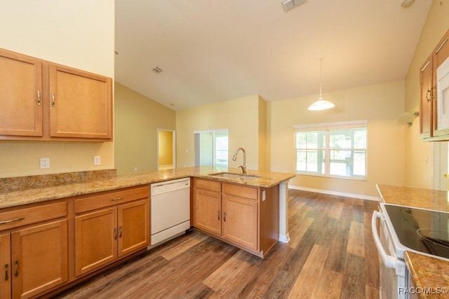 kitchen featuring a sink, dark wood-style flooring, white appliances, a peninsula, and lofted ceiling