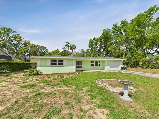 1080 N Hollywood Cir, Crystal River, FL 34429 - view of front facade with an attached garage, driveway, and a front lawn
