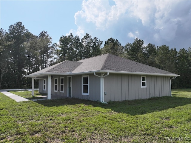 view of front of house featuring a front lawn