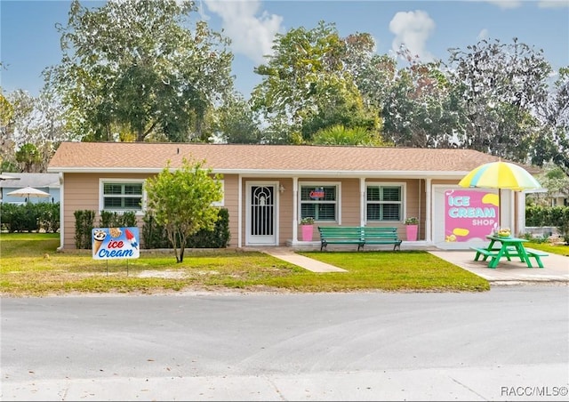 single story home featuring a front yard