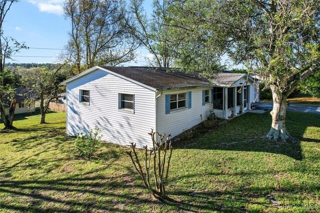 view of side of property featuring a lawn