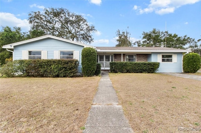 ranch-style home featuring a front lawn