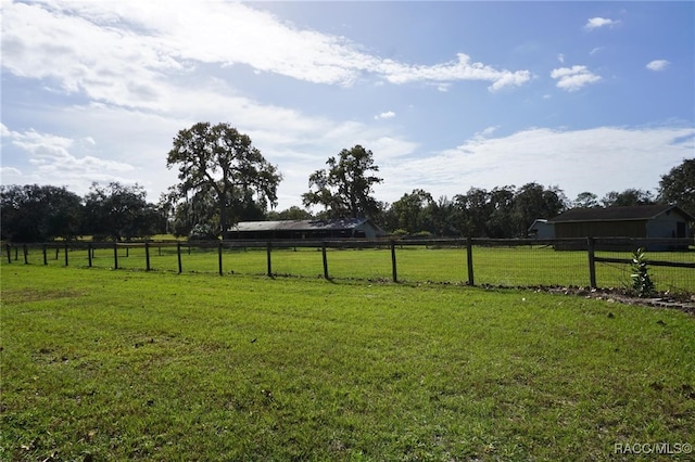 view of yard featuring a rural view