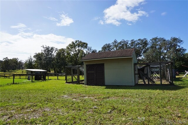 view of yard with a shed