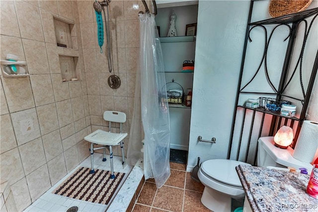 bathroom with a shower with curtain, vanity, and toilet