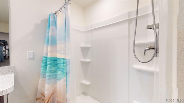 bathroom featuring a shower with shower curtain