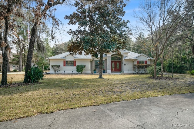 single story home featuring a front lawn