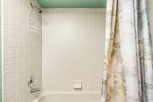 bathroom with shower / tub combo