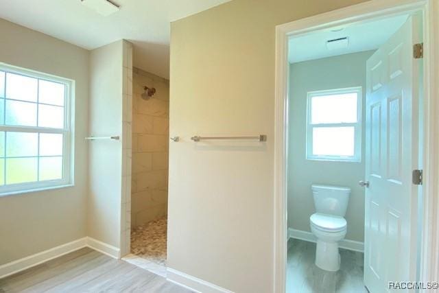 653 E Connecticut Ln, Hernando, FL 34442 - bathroom featuring a tile shower and wood finished floors