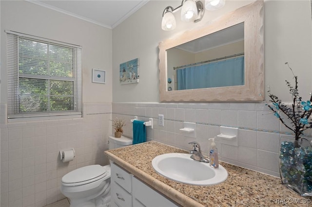 4015 E Parsons Point Rd, Hernando, FL 34442 - full bath with vanity, ornamental molding, tile walls, a shower with curtain, and a wainscoted wall