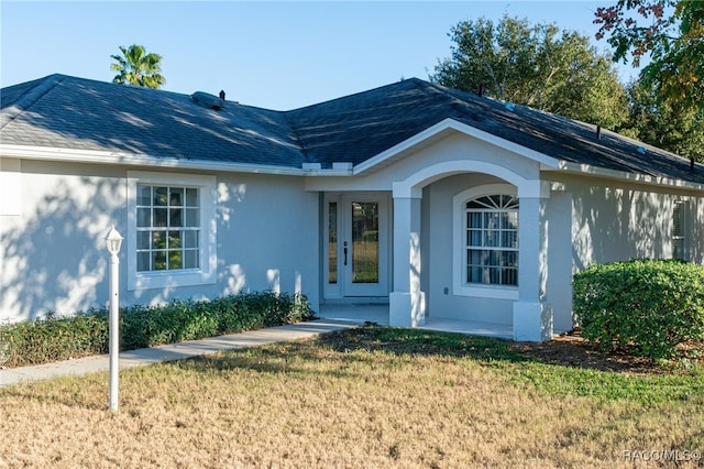 single story home with a front lawn